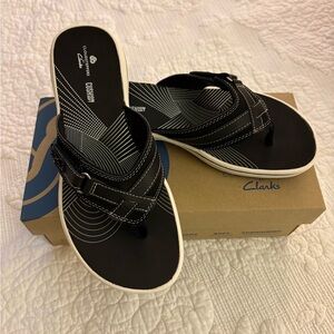 Clarks Cloudsteppers Black and White Sandals in a Size 7